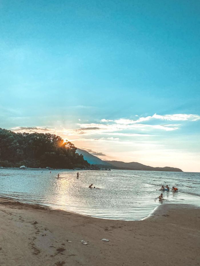  Biển Tân Cảnh Dương sở hữu bãi cát trắng phau, mịn màng và biển tương đối kín gió. Ảnh: Tung Do. 