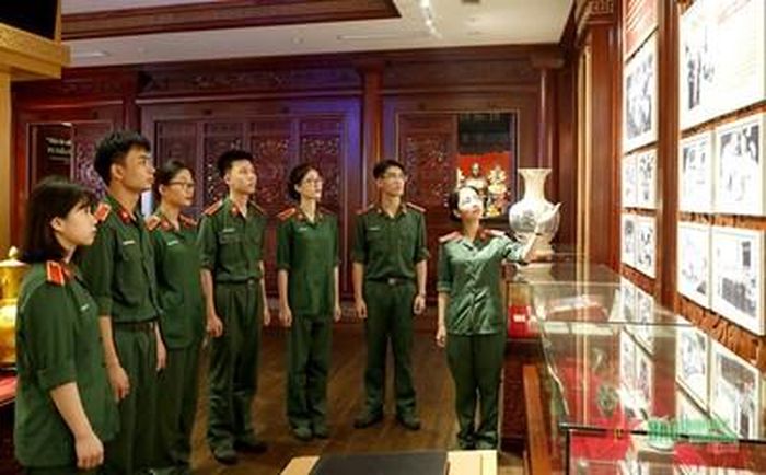 Thượng sĩ Trần Ngọc Minh Châu (ngoài cùng, bên phải) cùng các học viên tại phòng truyền thống số Học viện Quân y.
