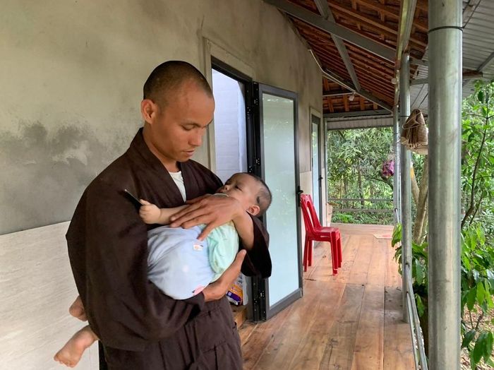 Sư thầy Thích Đồng Pháp, trụ trì chùa Vĩnh, chia sẻ: “Các cháu rất đáng thương, không có ai để nương tựa nên mình đã tiếp nhận, nuôi dưỡng. Nhìn chúng lớn lên khỏe mạnh, hạnh phúc… tôi cũng cảm thấy ấm áp, an lòng. Được sự hỗ trợ của chính quyền địa phương, hiện nhà chùa đã làm được giấy khai sinh cho một số cháu theo đúng quy định pháp luật”. 