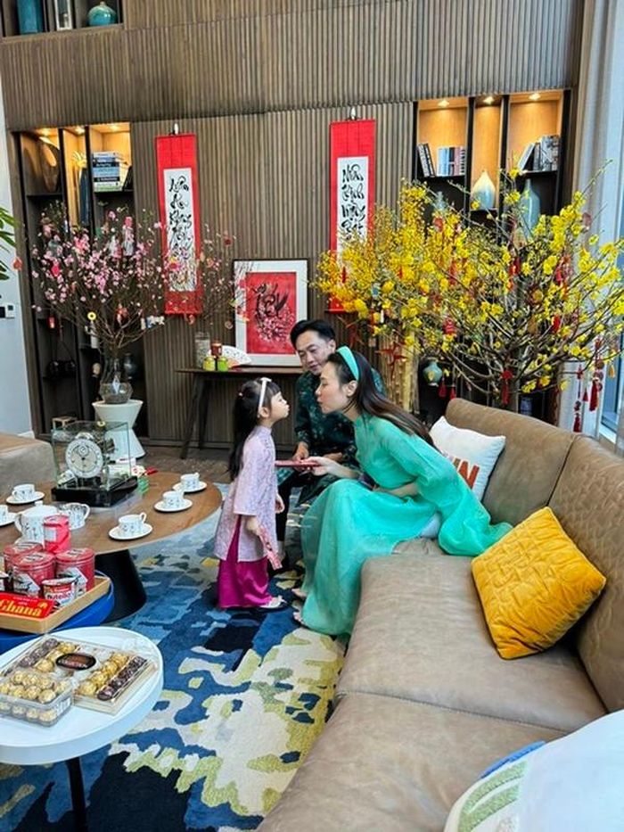 Dịp Tết, vợ chồng Đàm Thu Trang trang trí lối vào bằng những chậu hoa xinh xắn, phòng khách ngập tràn hoa đào, mai.