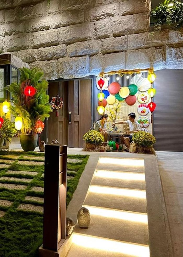 Mỗi dịp lễ Tết, cặp đôi trang hoàng nhà cửa.