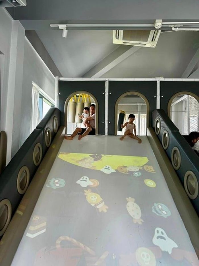 Cường Đô la - Đàm Thu Trang lắp đặt cả một khu vui chơi hiện đại cho các con trong biệt thự.