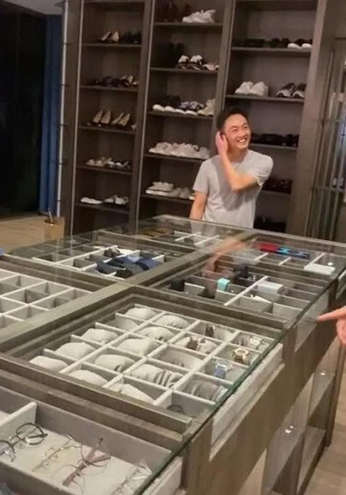 Từ sau khi làm đám cưới vào năm 2019, Đàm Thu Trang - Cường Đô La sống trong căn biệt thự ở Quận 7, TP HCM. Một góc trong căn biệt thự chứa tủ đồ hiệu "khủng" của cặp đôi.