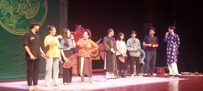 Khán giả được trải nghiệm với vai hề chèo cùng các nghệ sĩ Nhà hát Chèo Việt Nam trong sự kiện 'Phi hề bất thành chèo'. Ảnh: Bình Thanh 