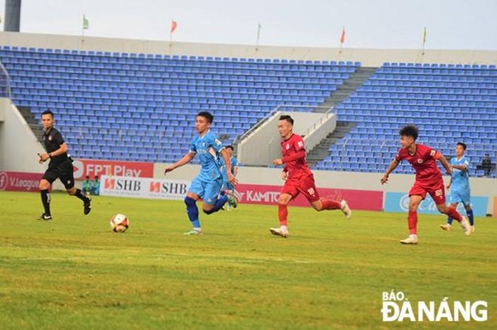 SHB Đà Nẵng (áo xanh) dễ dàng giành chiến thắng 3-0 trước Phú Thọ, tiến gần đến chức vô địch.