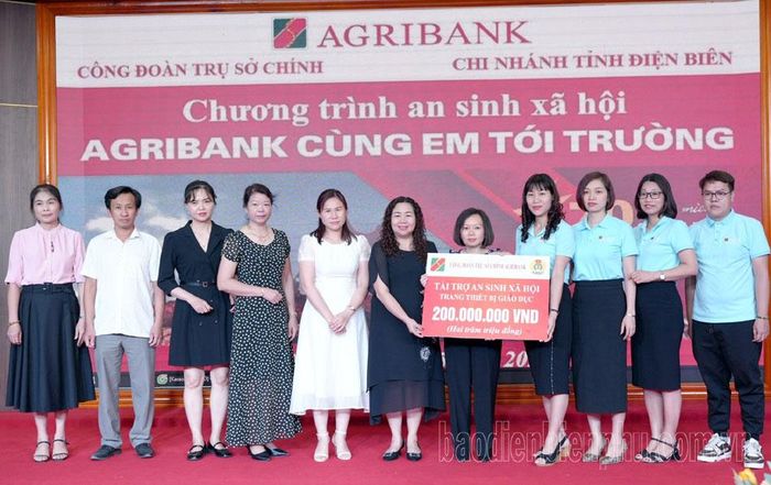 Đoàn công tác Agribank trao hỗ trợ cho đại diện các trường.