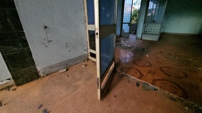 Công trình có dấu hiệu xuống cấp nghiêm trọng sau thời gian dài bị bỏ không.