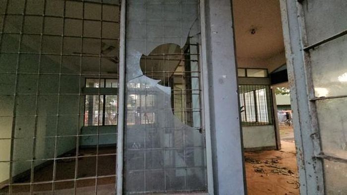 Cửa kính bị vỡ nham nhở.