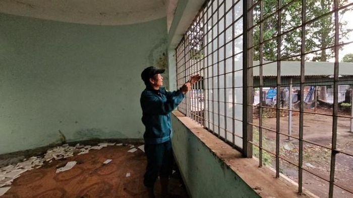 Nhiều tấm kính cửa bị vỡ.