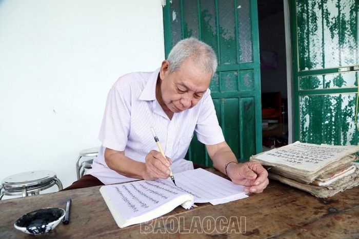 Ông Hoàng Tiến Xiêm sao chép những cuốn sách cổ của người Dao.