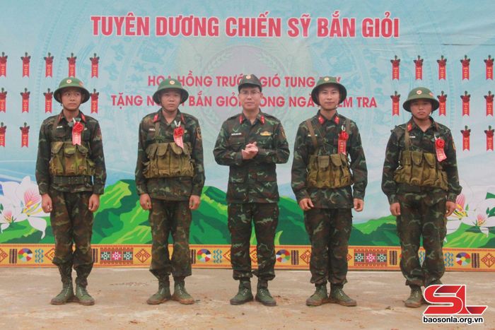 Chỉ huy đơn vị tặng hoa cho chiến sĩ mới kiểm tra bắn đạt loại giỏi