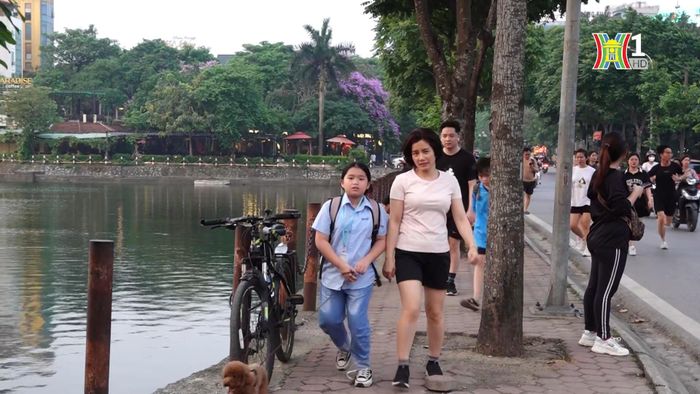 Vỉa hè thông thoáng hơn, thuận tiện cho người dân đi bộ.