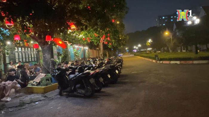 Vỉa hè, lòng đường ven hồ ngang nhiên bị chiếm dụng dưới nhiều hình thức.