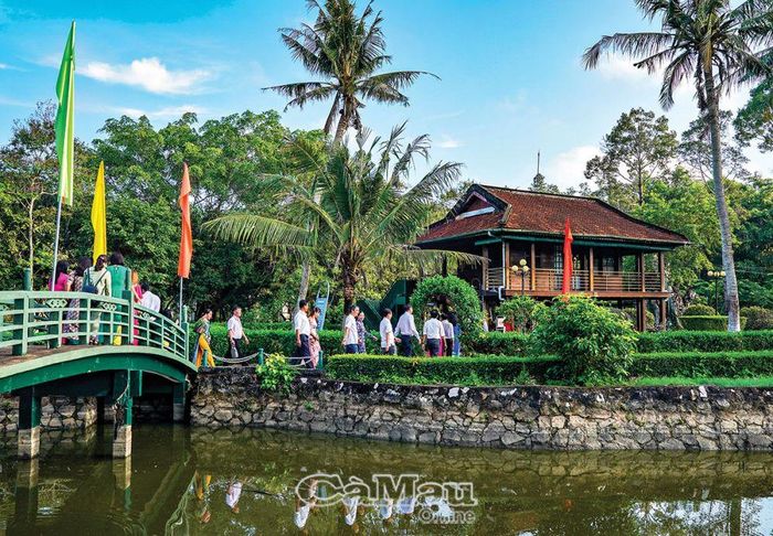 Ðoàn Báo Cà Mau tham quan nhà sàn Bác Hồ tại TP Cà Mau. Ảnh: HUỲNH LÂM