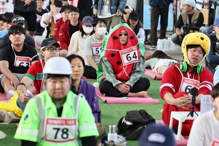 Một cuộc thi khác được tổ chức mới đây ở Seoul cũng nhằm kêu gọi mọi người dành thời gian nghỉ ngơi là space-out (cuộc thi ngồi đờ đẫn). Hơn 4.000 người đã đăng ký tham gia cuộc thi. Trong số 10 người được khán giả bình chọn yêu thích, ai có nhịp tim ổn định nhất sẽ giành quán quân. 