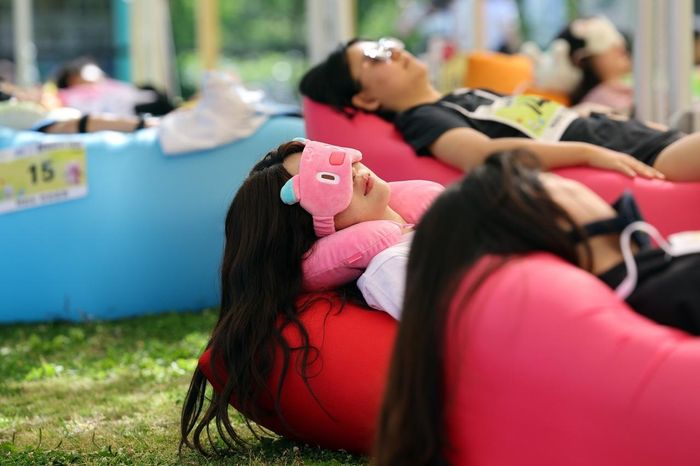  Cũng theo kết quả của cuộc khảo sát, không chỉ nhân viên văn phòng mà cả sinh viên đang tìm việc, người làm nghề tự do, hộ kinh doanh cá thể hay người nội trợ cũng phàn nàn về hội chứng kiệt sức. 