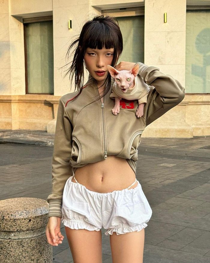  Nhiều fashionista nhiệt tình lăng xê item này, khiến chiếc quần ngủ này xuất hiện liên tục trên mạng xã hội. Thảo Quỳnh là một tín đồ của bloomer shorts, diện item này theo nhiều phong cách khác nhau. Cô gây chú ý với outfit theo xu hướng Y2K, kết hợp áo khoác dựng cổ với bloomer short trắng bo chun, bổ sung đường diềm. Set trang phục là sự kết hợp giữa cá tính và nữ tính. Người mặc hoàn thiện outfit với đôi boots da màu nâu cao cổ theo trào lưu cowboycore được Beyoncé khởi xướng. Chiếc quần ngủ bồng bềnh, mỏng nhẹ là một phần của xu hướng mặc đồ ngủ ra đường. Ảnh: @matrdelaine. 