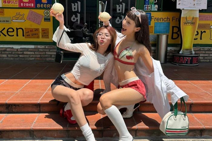 Hiện nay, bloomer shorts được diện như trang phục mặc ngoài, có thể kết hợp với nhiều item. Đây là món đồ đặc biệt phù hợp với mùa hè nhờ chất liệu thoáng mát, dáng ngắn tạo khoảng hở, giải phóng đôi chân. Trong thời tiết nóng bức những ngày hè, quần ngủ là item lý tưởng để diện ra đường, trong những chuyến du lịch biển. Các thương hiệu thời trang, từ cao cấp đến đường phố, đều gia nhập đường đua quần ngủ. Miu Miu hay Gucci đều nhanh chóng nắm bắt xu hướng này, giới thiệu mẫu bloomer shorts trên sàn diễn trong các mùa mốt gần đây. Ảnh: @matrdelaine. 