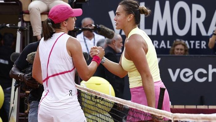 Swiatek (trái) thắng dễ Sabalenka ở chung kết Rome Open