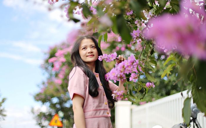 Màu tím của sắc hoa bằng lăng tạo cảm giác bình yên, thơ mộng cho cả người dân và du khách khi đi ngang qua đây