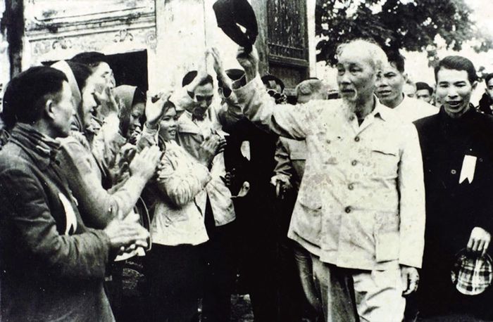  Bác Hồ với nhân dân Hà Bắc ngày 9/2/1967. Ảnh: Tư liệu 
