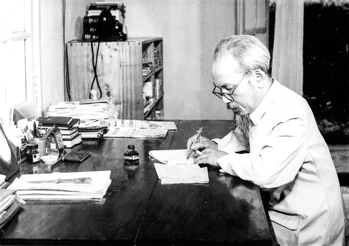  Trong sâu thẳm lòng mình, Bác luôn dành cho “quê hương nghĩa trọng tình cao” một tình cảm ấm áp, sự quan tâm sâu sắc. Ảnh: Tư liệu 