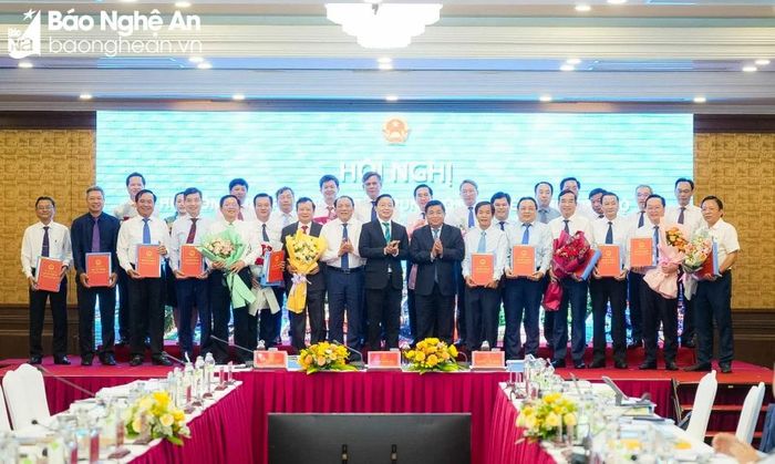  Phó Thủ tướng Chính phủ Trần Hồng Hà, Bộ trưởng Bộ Kế hoạch và Đầu tư Nguyễn Chí Dũng, Bộ trưởng Bộ Văn hóa, Thể thao và Du lịch Nguyễn Văn Hùng đã chúc mừng và trao quyết định phê duyệt quy hoạch vùng cho lãnh đạo 14 tỉnh, thành phố vùng Bắc Trung Bộ và duyên hải miền Trung. Ảnh: Ngọc Hà 