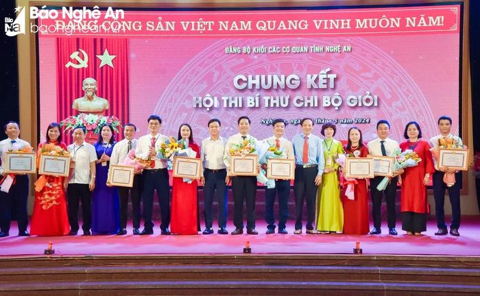  Ban Tổ chức chụp ảnh lưu niệm cùng các thí sinh. Ảnh: TL 