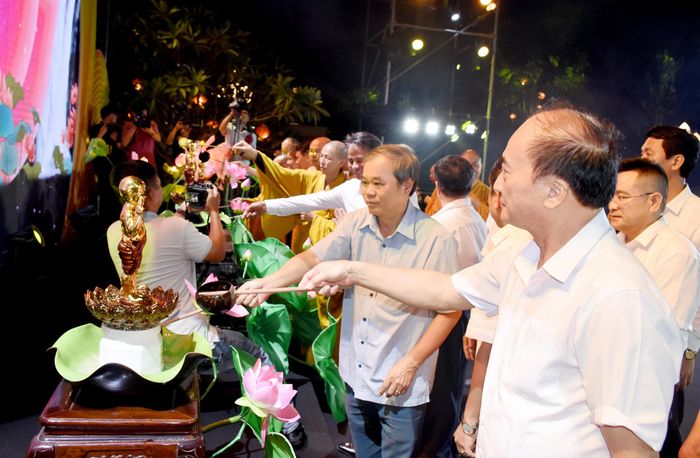 Thực hiện nghi thức tắm phật. Ảnh: Công Kiên