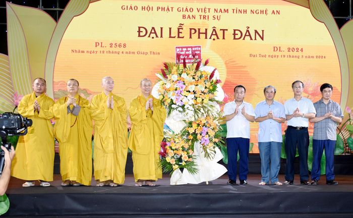 Thay mặt lãnh đạo tỉnh, đồng chí Nguyễn Văn Đệ - Phó Chủ tịch UBND tỉnh trao tặng lẵng hoa tươi thắm chúc mừng Ban Trị sự Giáo hội Phật giáo Việt Nam tỉnh nhân dịp Đại lễ Phật đản. Ảnh: Công Kiên