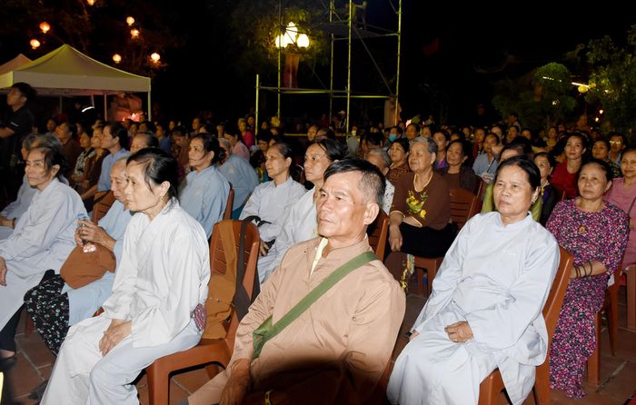 Đông đảo phật tử tham dự Đại lễ Phật đản. Ảnh: Công Kiên