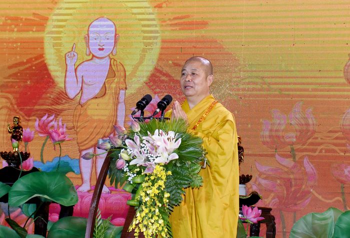 Hòa thượng Thích Thọ Lạc – Trưởng ban Văn hóa Trung ương, Phó trưởng ban Thường trực Ban Trị sự Giáo hội Phật giáo Việt Nam tỉnh Nghệ An đọc Thông điệp Phật đản 2024- Phật lịch 2568. Ảnh: Công Kiên