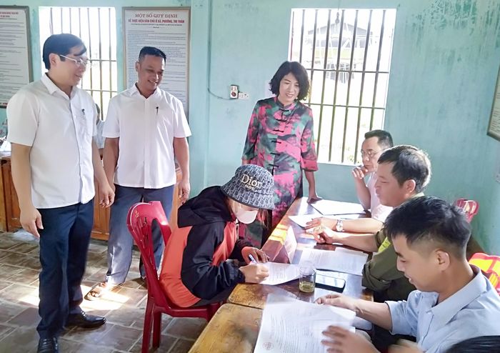 Đồng chí Trần Thị Hiên - Phó Bí thư Thường trực Huyện ủy Nam Đàn kiểm tra việc tổ chức lấy ý kiến cử tri về phương án sáp nhập xã giai đoạn 2023 - 2025. Ảnh tư liệu: Hồng Sương