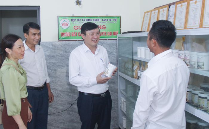 Đồng chí Nguyễn Hồng Sơn - Phó Bí thư Huyện ủy, Chủ tịch UBND huyện Nam Đàn tìm hiểu việc sản xuất, tiêu thụ sản phẩm OCOP của hợp tác xã tại xã Nam Anh. Ảnh: Mai Hoa