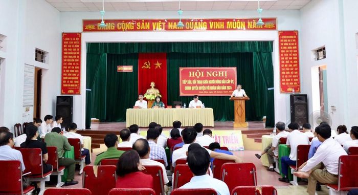 Quang cảnh hội nghị đối thoại giữa Thường trực Huyện ủy Nam Đàn với cán bộ, nhân dân thị trấn Nam Đàn. Ảnh: CSCC