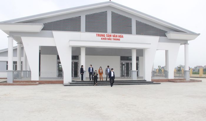 Nhà văn hóa khối Bắc Thung, thị trấn Nam Đàn được đầu tư khang trang. Ảnh: Mai Hoa