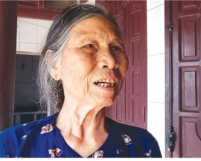 PV: Năm 1961, khi Bác Hồ về thăm HTX Yên Trường, bà là người vinh dự được Bác Hồ thăm hỏi, trò chuyện và được tặng Huy hiệu của Người. Cảm xúc của bà lúc ấy như thế nào?