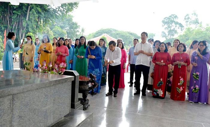 Các đồng chí lãnh đạo Trung ương và lãnh đạo tỉnh thành kính thắp hương Cụ Phó bảng Nguyễn Sinh Sắc