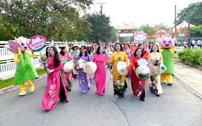 Các đại biểu tham gia diễu hành