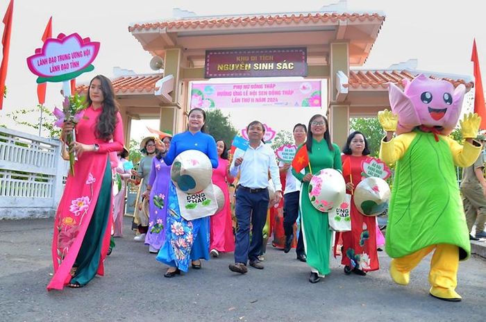 Các đồng chí: Đỗ Thị Thu Thảo - Phó Chủ tịch Thường trực Hội Liên hiệp Phụ nữ Việt Nam; Phan Văn Thắng - Phó Bí thư Thường trực Tỉnh ủy, Chủ tịch Hội đồng nhân dân tỉnh; Nguyễn Thị Kim Tuyến - Ủy viên Ban Thường vụ Tỉnh ủy dẫn đầu đoàn diễu hành