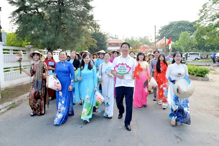 Đồng chí Huỳnh Minh Tuấn - Ủy viên Ban Thường vụ Tỉnh ủy, Phó chủ tịch UBND tỉnh tham gia cùng đoàn diễu hành