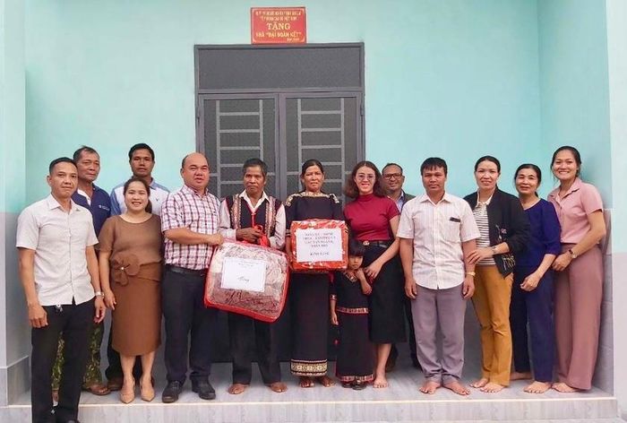Bàn giao nhà đại đoàn kết cho gia đình ông Lét, làng Ia Nueng, xã Biển Hồ. Ảnh: P.D