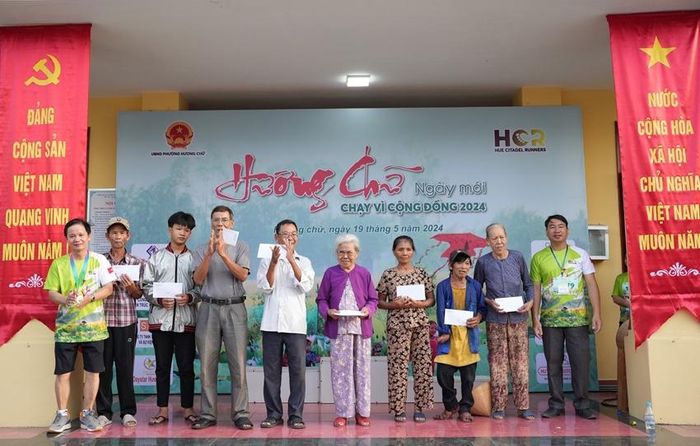 Tặng quà cho các hộ nghèo từ nguồn vận động thông qua giải chạy