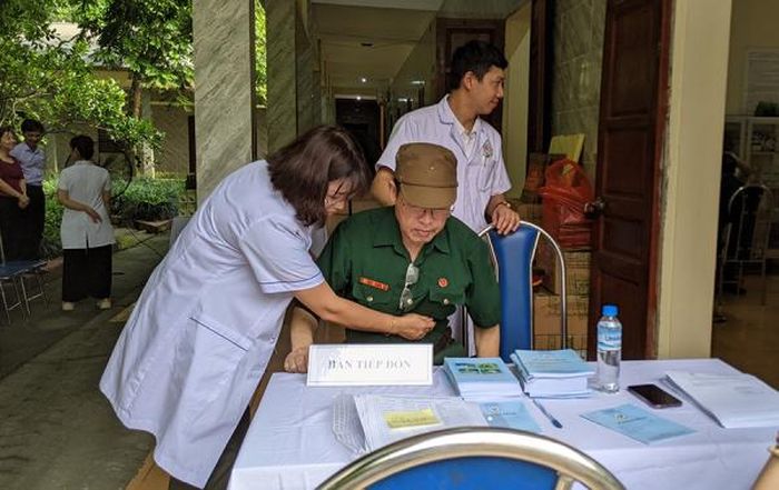 Chương trình gồm các hoạt động khám bệnh, xét nghiệm máu, tư vấn sức khỏe, cấp phát thuốc miễn phí cho các thương binh, bệnh binh, người có công và cán bộ, công nhân viên.