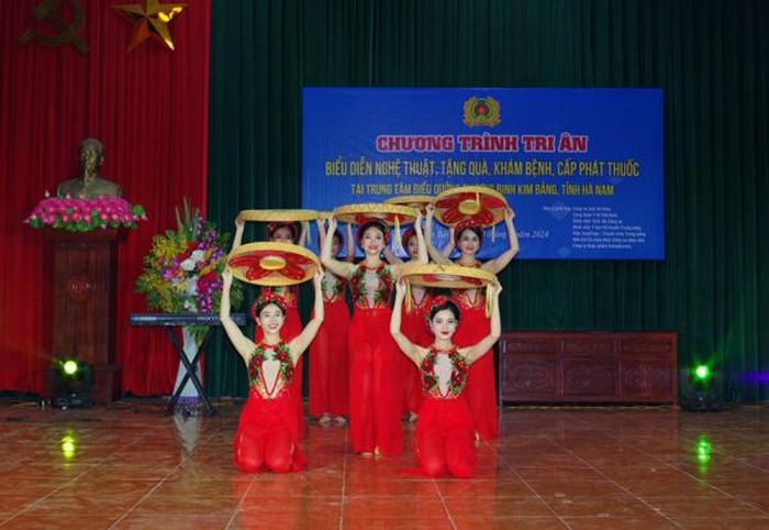 Chương trình tri ân, biểu diễn nghệ thuật, thăm, tặng quà khám bệnh, cấp phát thuốc cho các thương binh, bệnh binh và người có công do Ban Công đoàn CAND phối hợp Công an tỉnh Hà Nam tổ chức.