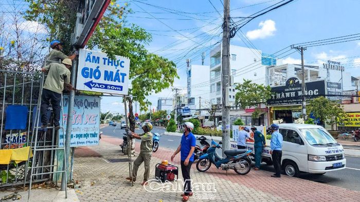 Lực lượng làm nhiệm vụ tiến hành tháo dỡ các phần lấn chiếm tại tuyến đường Ngô Quyền, Phường 1, TP Cà Mau.