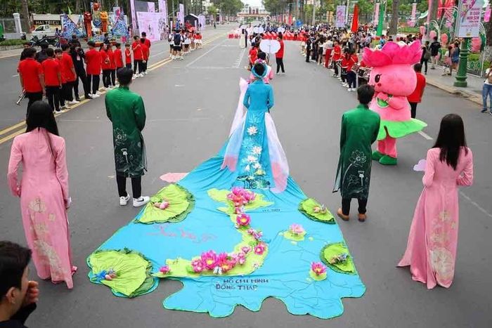 Hình bản đồ Việt Nam được tạo hình bằng hoa sen trên tà áo dài