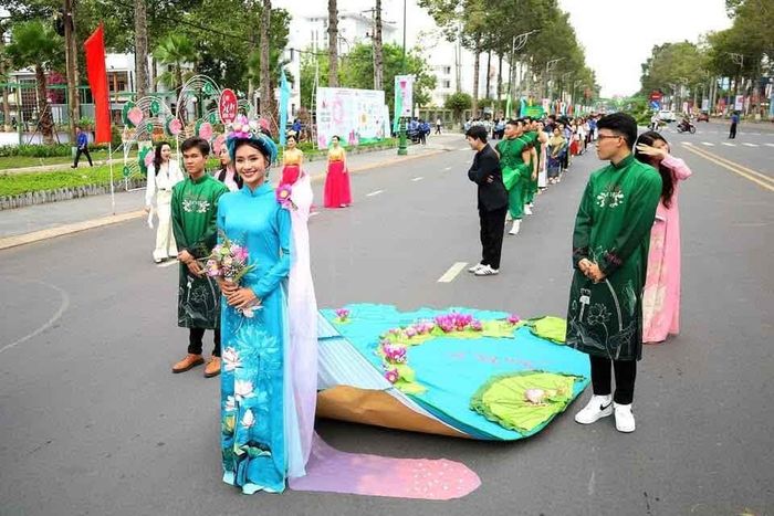 Thiếu nữ trong tà áo dài được "trang điểm" với hoa sen thật