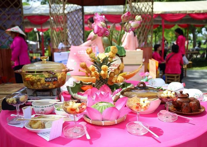 Bàn ăn gồm nhiều món được làm từ sen rất đẹp mắt.