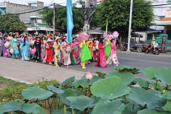 5.500 phụ nữ diễu hành áo dài họa tiết hoa sen